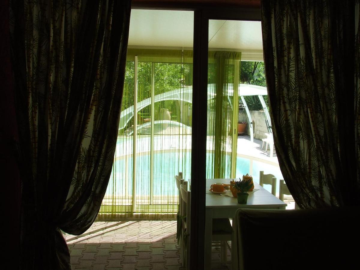Lou Pin Dou Papet Bed and Breakfast Roquevaire Værelse billede